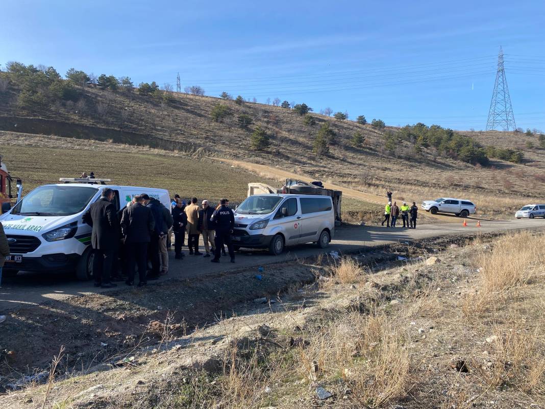 Belediyeye ait zift yüklü kamyon, kamyonetin üzerine devrildi: 3 personel öldü 2